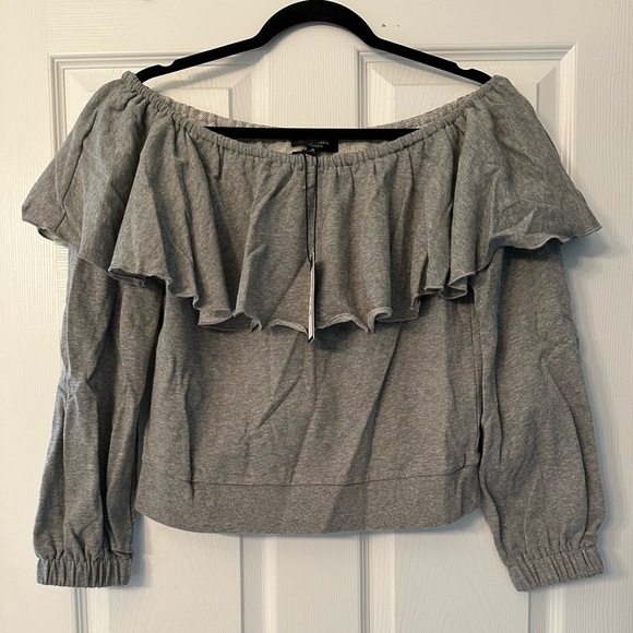 ROMEO AND JULIET COUTURE Size M Gray Fleece Ruffle Crop Sweatshirt R $59 - Picture 2 of 7